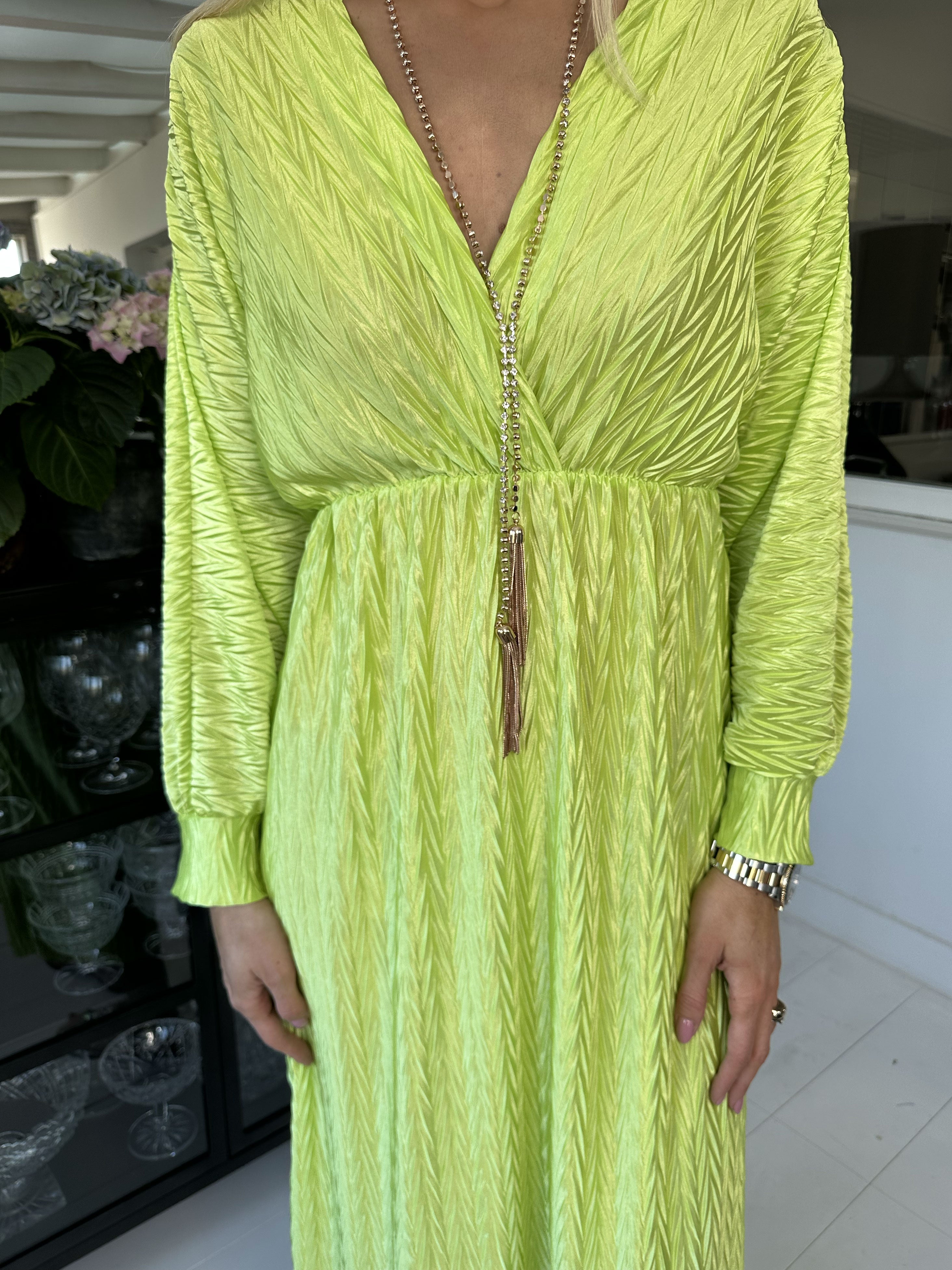 Love - Lang smuk plisseret kjole i shiny stof